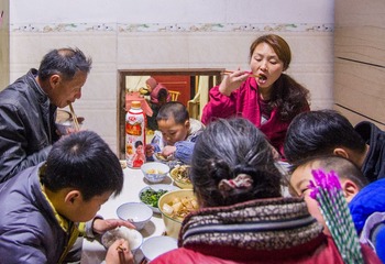 2016年2月8日我家的年夜饭，奶奶不方便就在另楼吃