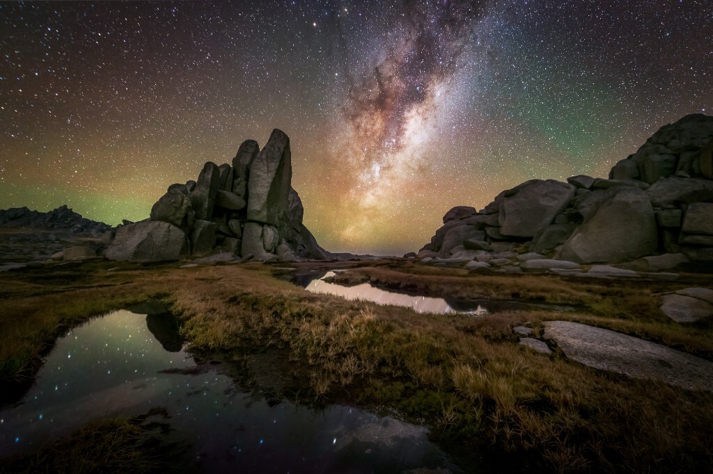 这是澳洲最高峰Mt Kozciosko上的一个石头群。<br />
实景是一次曝光<br />
前景用堆栈降噪。数据是前景拍摄的曝光。天空F2.8 30秒