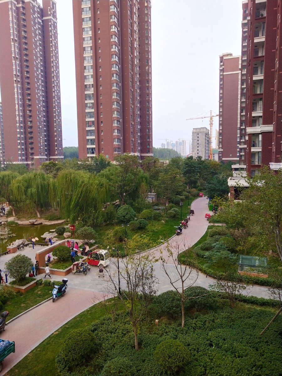 夕阳西下后,三十四层高楼俯拍城区居民小区,感受到地级城市建设的迅速