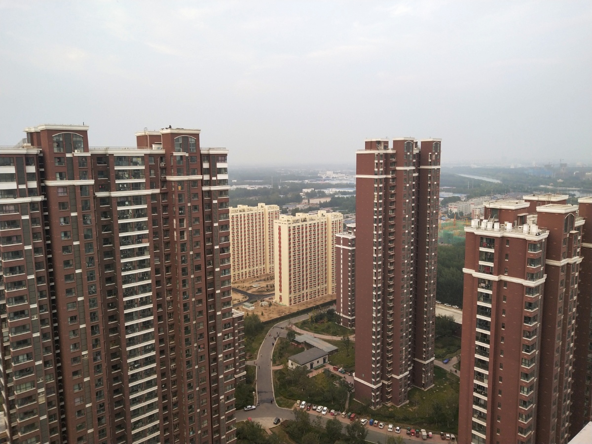 夕阳西下后,三十四层高楼俯拍城区居民小区,感受到地级城市建设的迅速