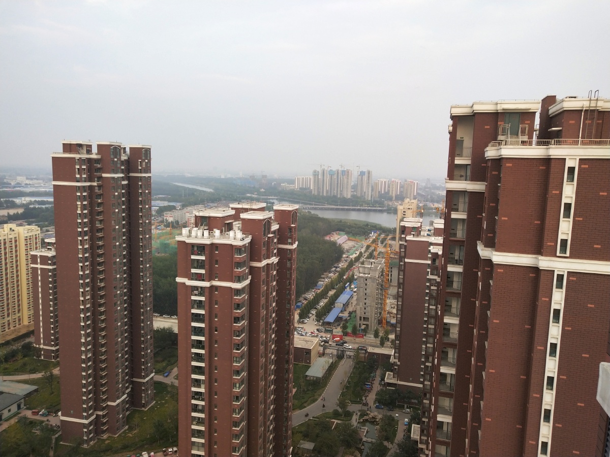 夕阳西下后,三十四层高楼俯拍城区居民小区,感受到地级城市建设的迅速