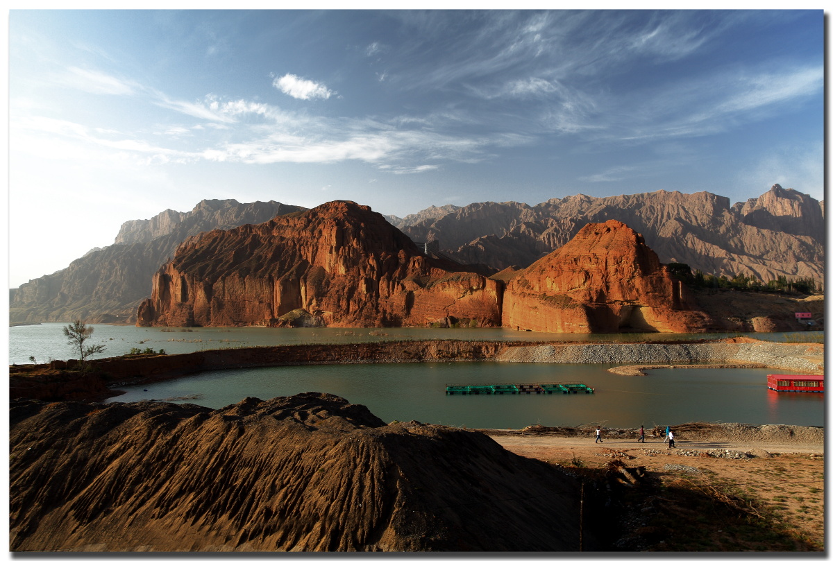 早上从若尔盖出发,开了九个小时到达循化城外的黄河边,太喜欢清澈的