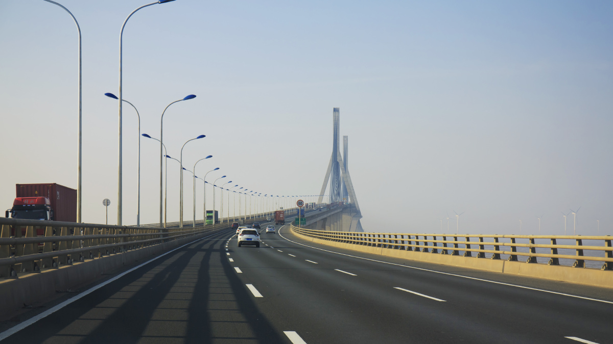 在行驶的车上感受上海伟大的工程-东海大桥.