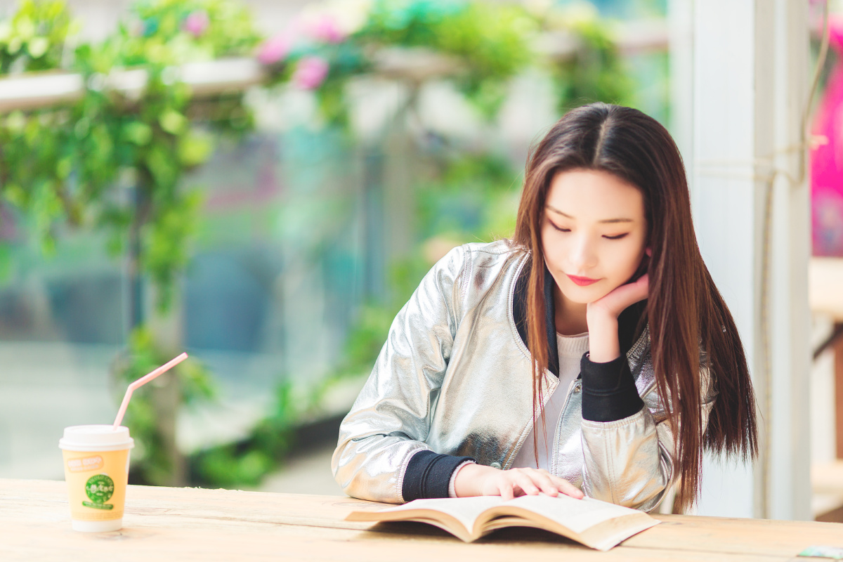 明明就不习惯牵手,为何却主动把手勾