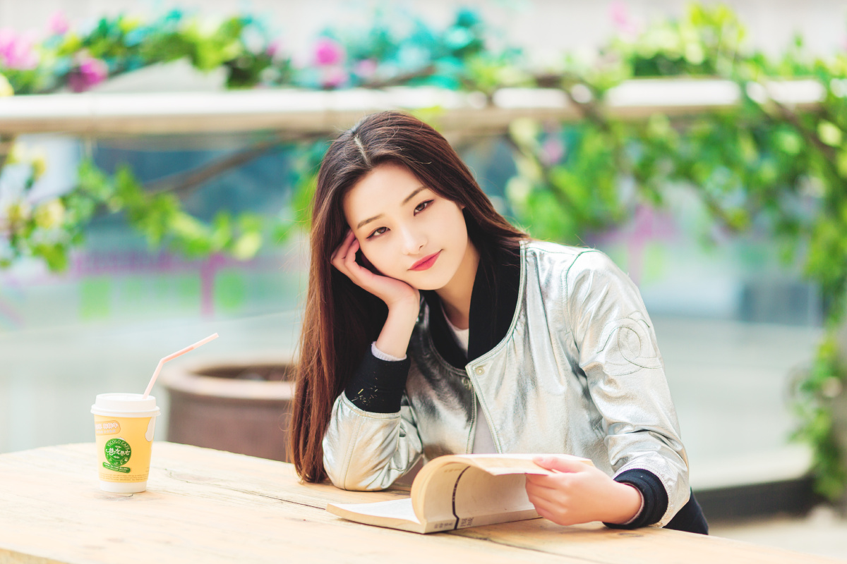 明明就不习惯牵手,为何却主动把手勾