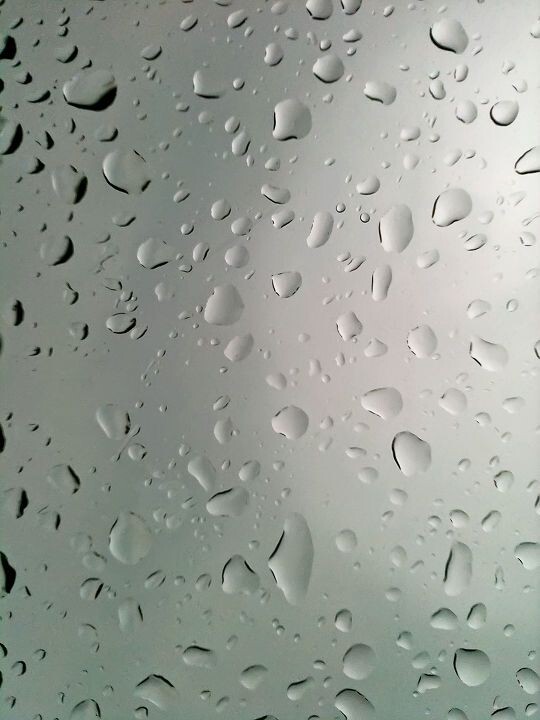 水滴<br />
突然一场大雨 窗上出现漂亮的雨滴 &lt;br /&gt;<br />
有意模仿了iphone的水滴壁纸，方向反了...