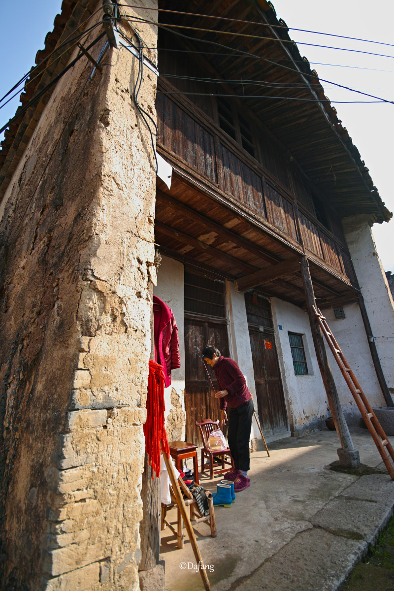 老房子里的老人