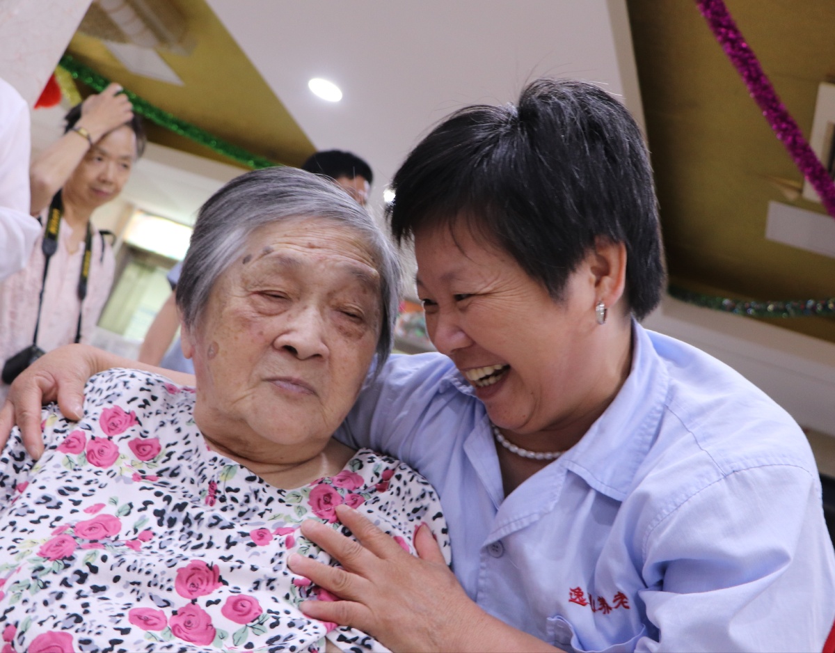 在养老院看到一位护工精心照顾一位痴呆患者,很感动.