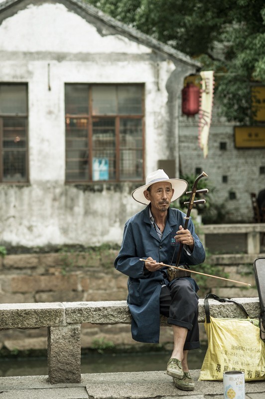 “你是不是记者？如果是记者，我就不给你拍啦！”<br />
  ——苏州平江路
