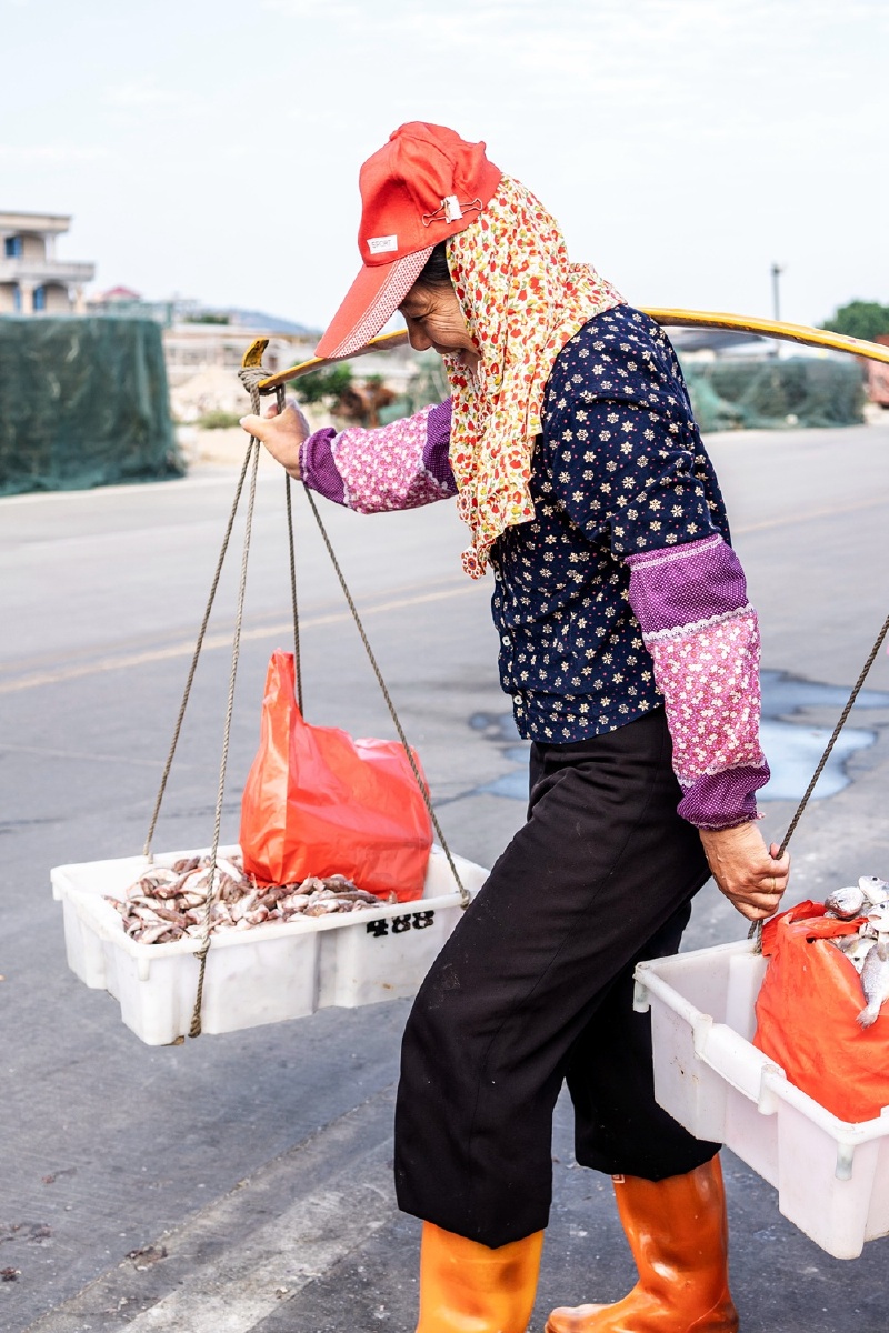 泉州惠安,每天傍晚渔船归来,惠安女便将这些海鲜挑到海鲜市场.