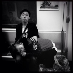 2014年4月1日，广州地铁五号线上，一名女生趴在男生腿上休息。