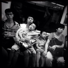 2014年6月1日，广州地铁二号线，当天是第64个“六一”国际儿童节，不少家长一大早就带着小朋友前往位于白云区的广州市新儿童公园，男孩在大人的怀里甜蜜地睡着了，脸上带着笑。