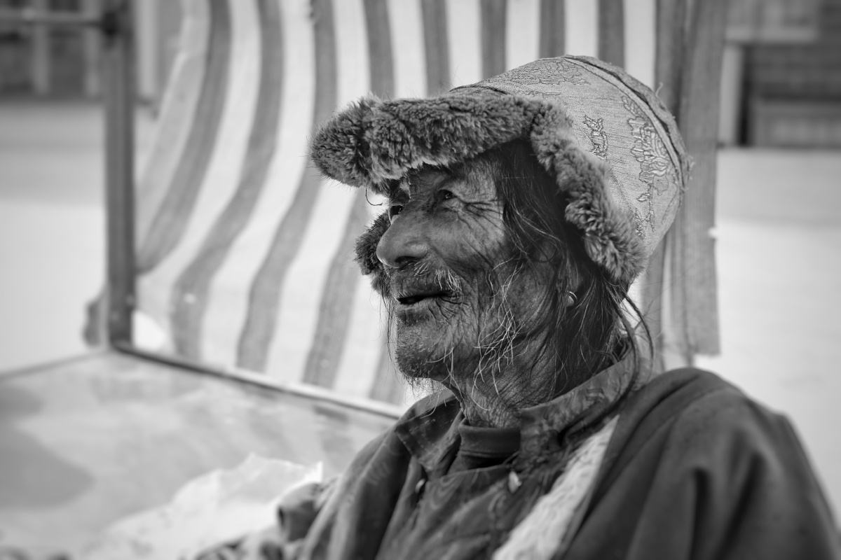 318国道边摆摊儿贩卖纪念品的藏族老人