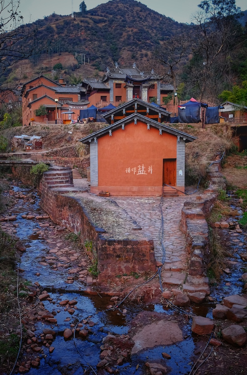 诺邓火腿都是用这里的井盐腌制而成的.