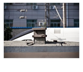 烟筒、草与和谐号