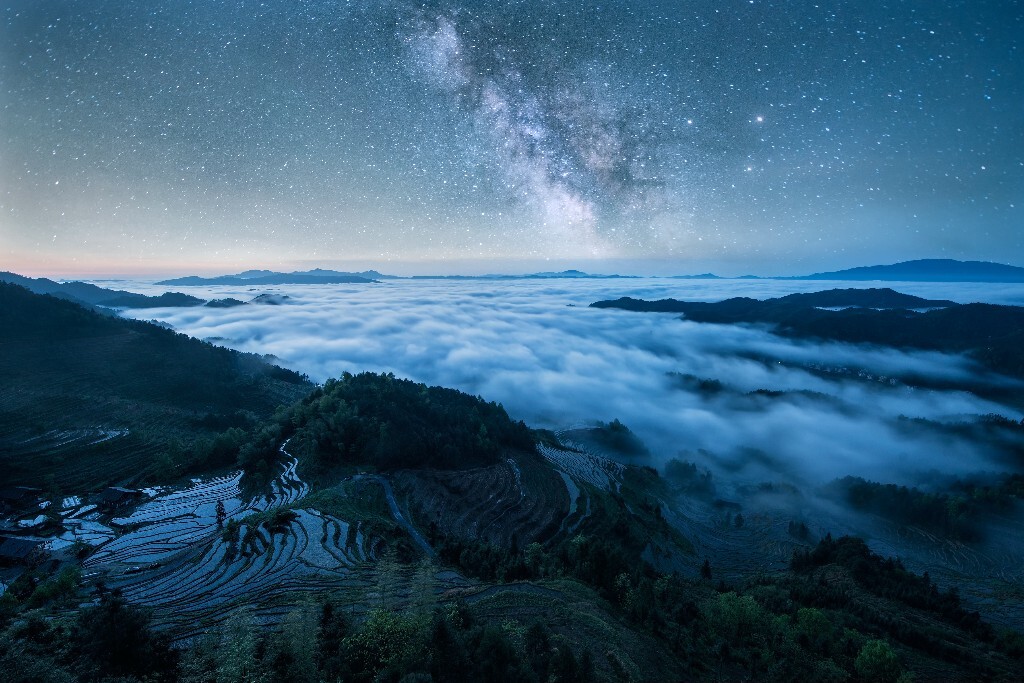 湖南娄底紫鹊界梯田：高铁至湖南娄底新化县高铁站，再坐新化——水车或新化——奉家的班车到景区。友情提示：新化——奉家的班车穿过景区，公路边就是观景台。【自驾：新化县炉观，水车出口下高速，出高速到景区还有40公里，路况良好！】 。4，5，10月，下雪为最佳拍摄时间。未过多开发，较为原始