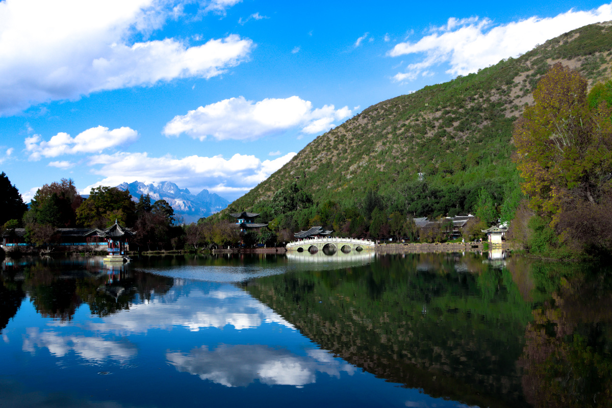 大自然的神奇光影给人对称的美感,让人不觉心情舒畅,人之渺小,热爱