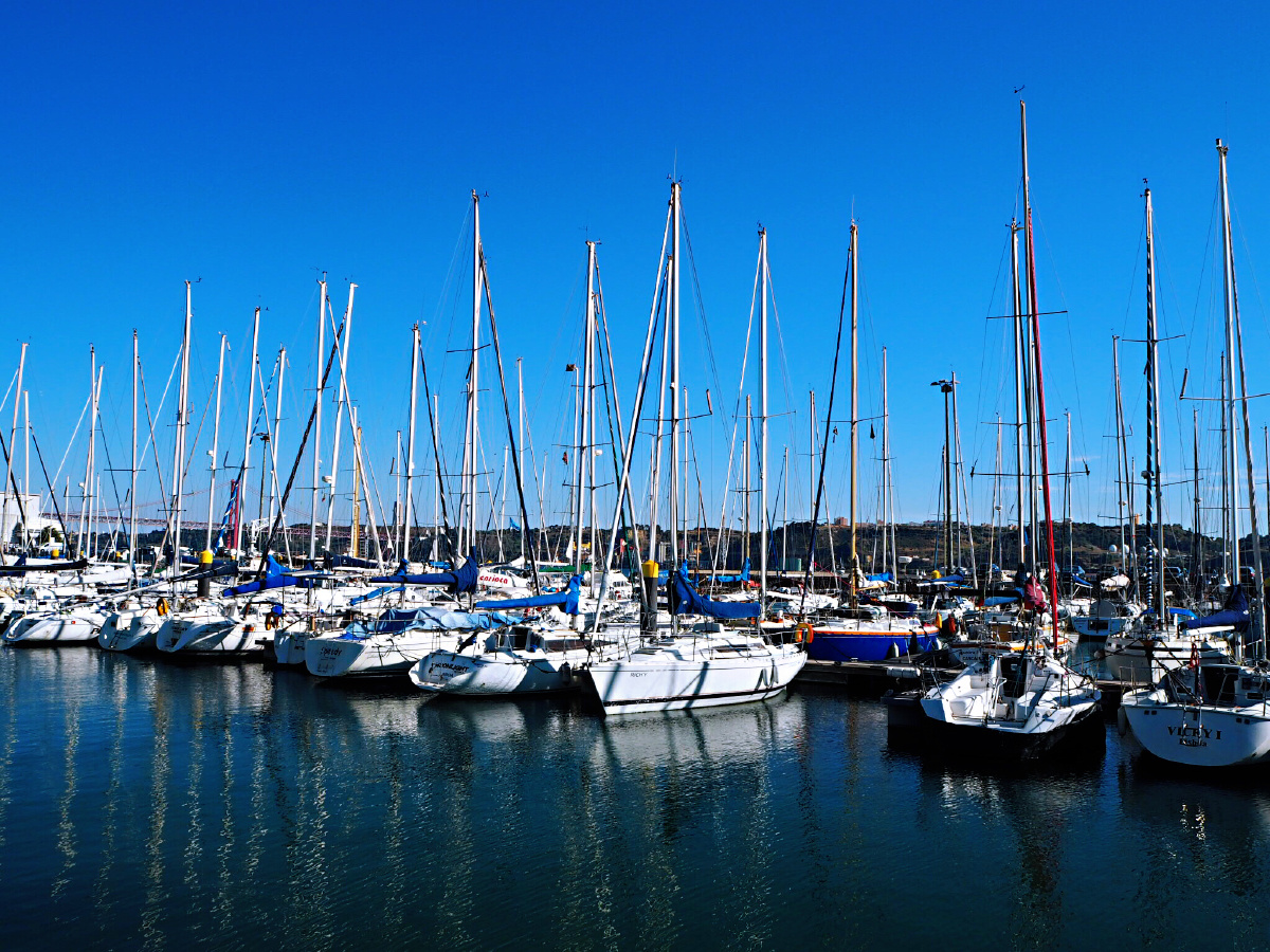 停靠在港口边的好多帆船 摄于葡萄牙里斯本