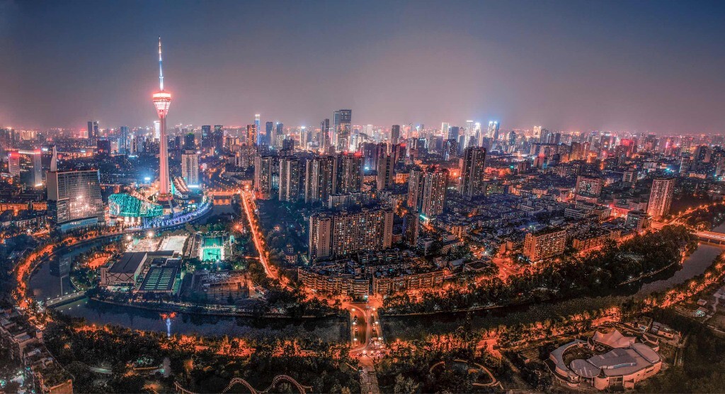 这算是我真正意义上合成的全景，电视塔、灯光，府河，这里是成都。
