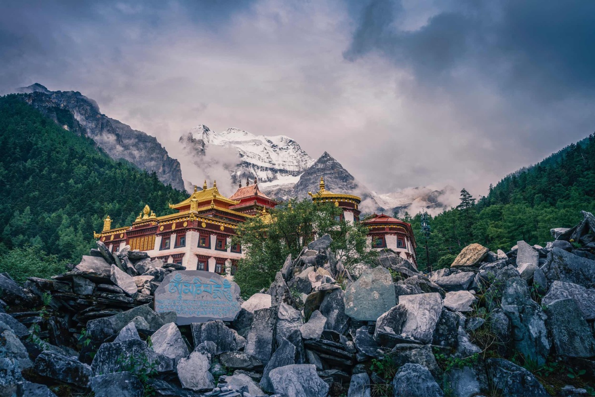 雪山寺庙
