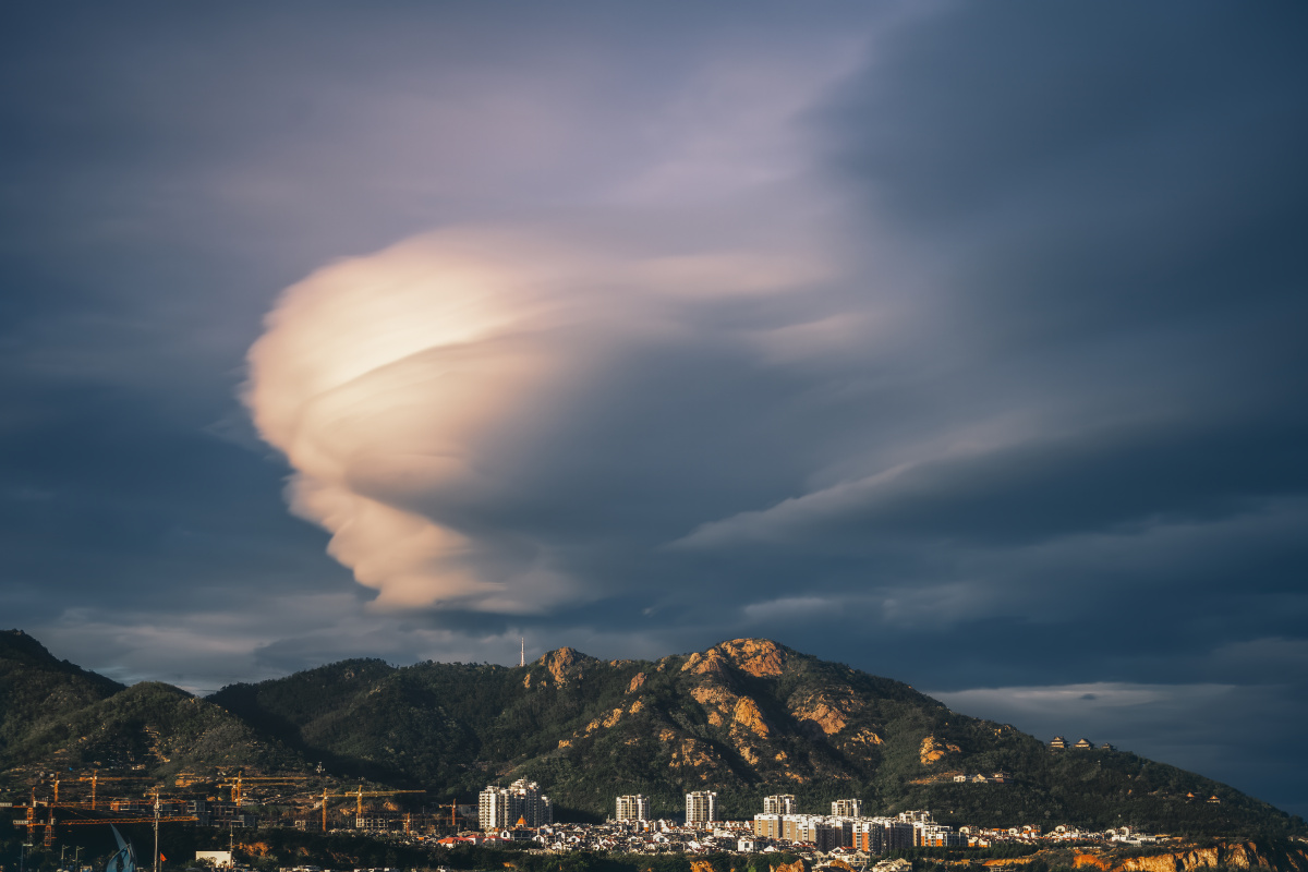 荚状云雨后青岛