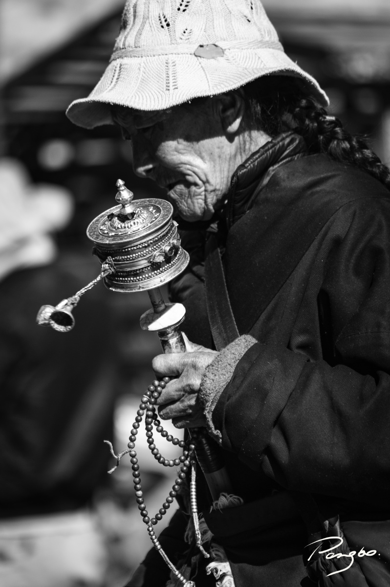 多少个世纪以来,这玛尼轮始终伴随着神奇的六字真言,在那些虔诚信徒