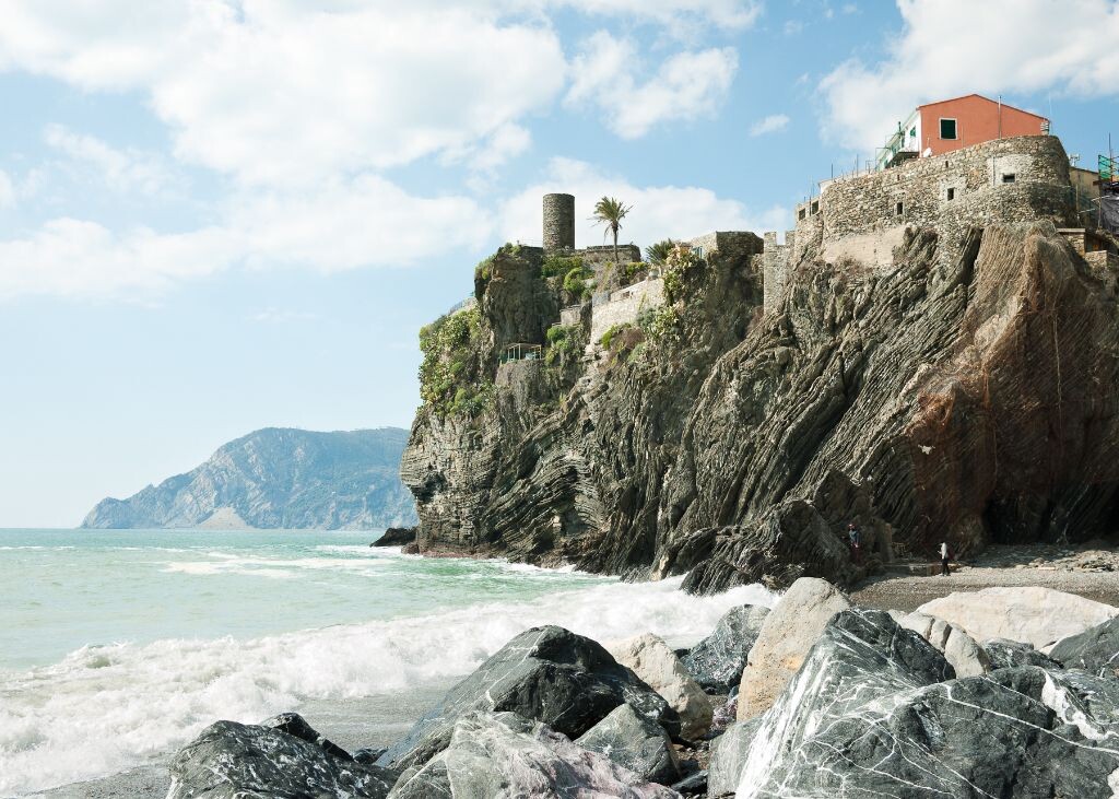 Vernazza<br />
有个山洞，穿过去就能看到这个镇子的另一面了~