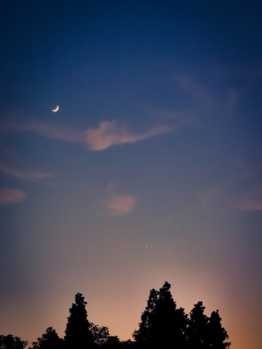 一弯月牙一点星光一片祥和