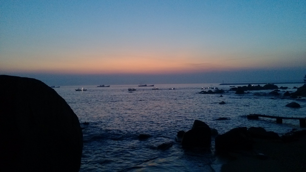 强颜欢笑着.看不到海的尽头,也看不到未来的方向.