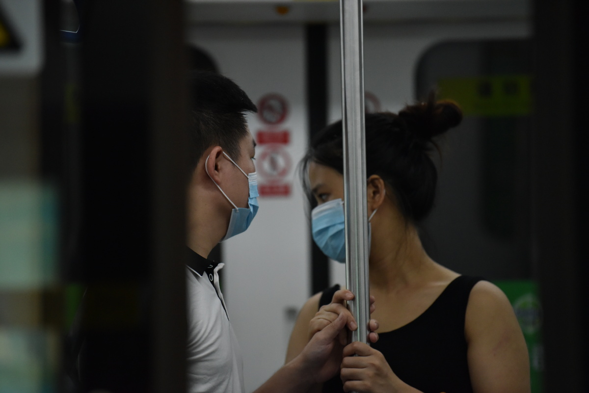 疫情期间地铁中的人们