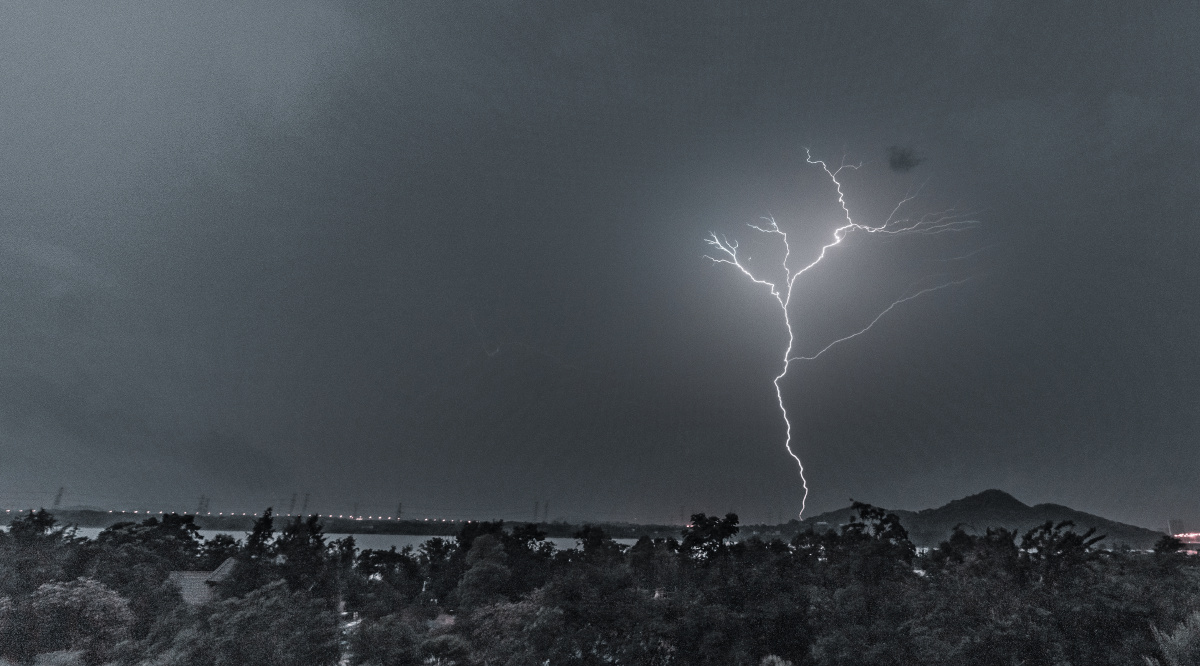 武汉6月的雷暴一晚上抓拍到两到完整的闪电