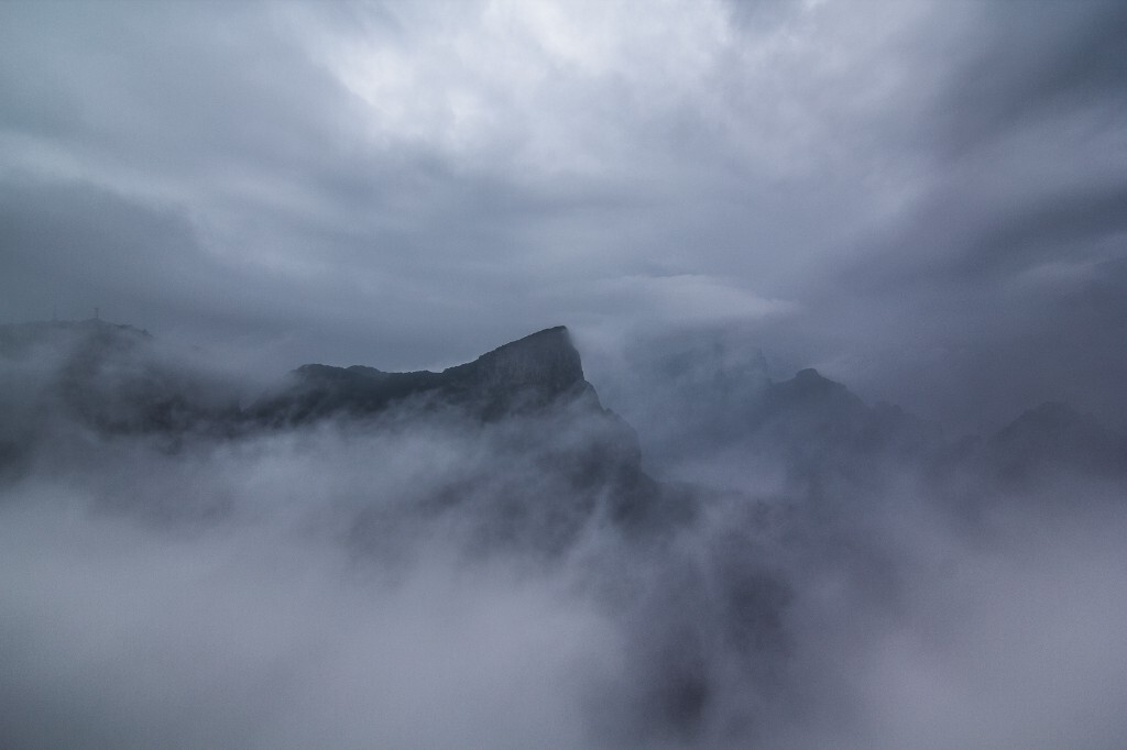 浓雾中的山峰。使用铂锐两档软GND拍摄。