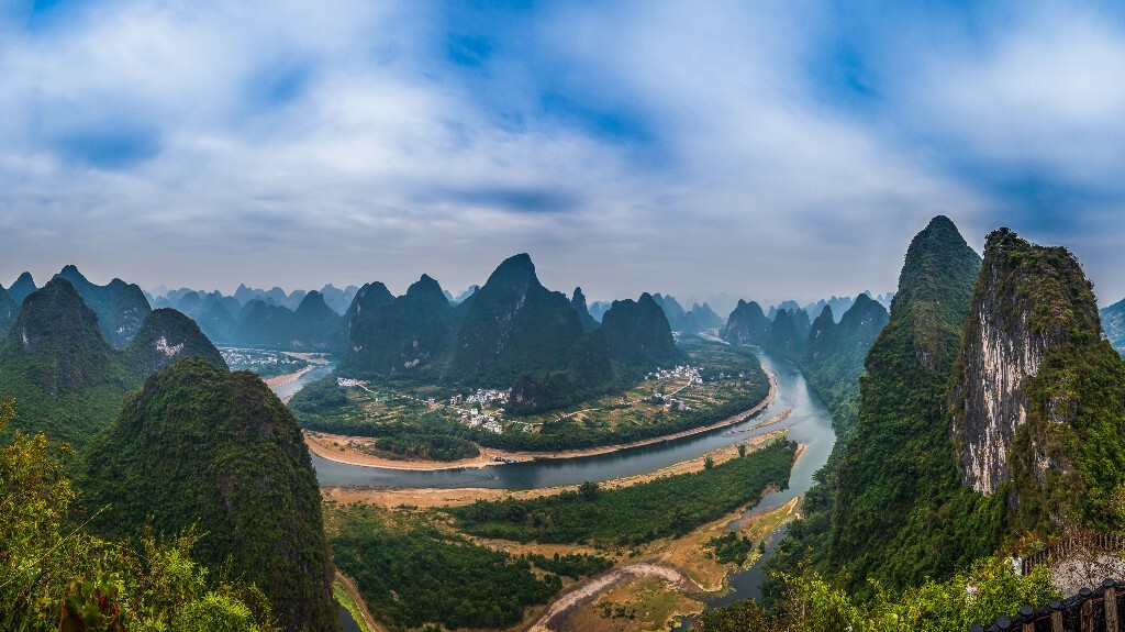 下午上山采点时照的，满心期待第二天的壮丽日出。结果第二天早上阴云密布，还下了雨，最终一无所获。没想到这张手持随意拍的全景却成了此次相公山之行的绝唱。