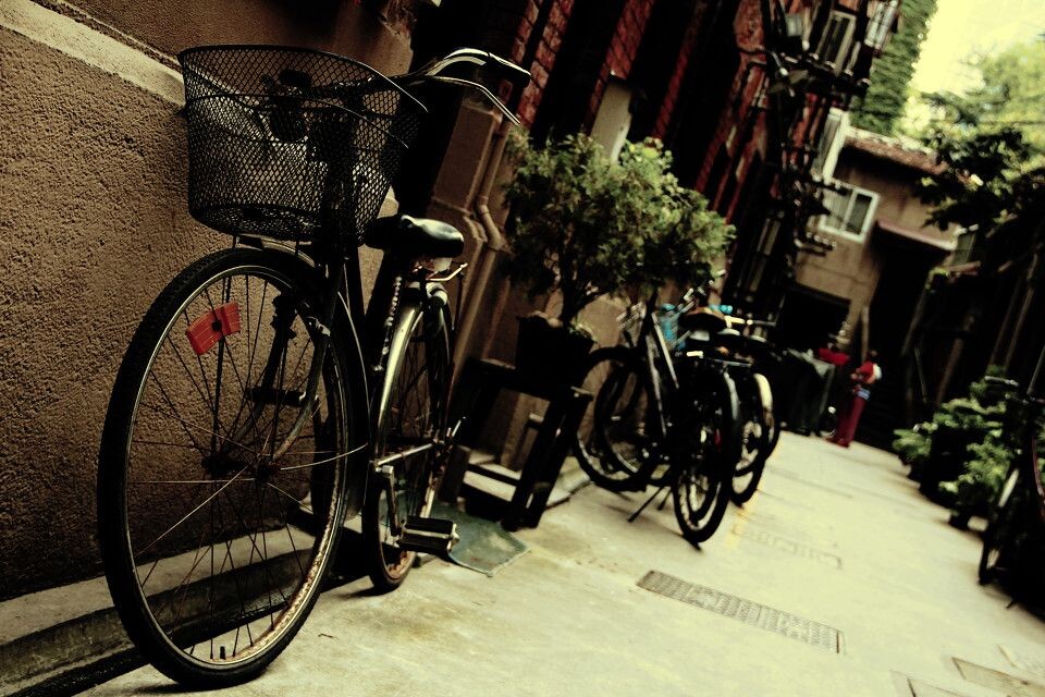 old bicycle in lane<br />
