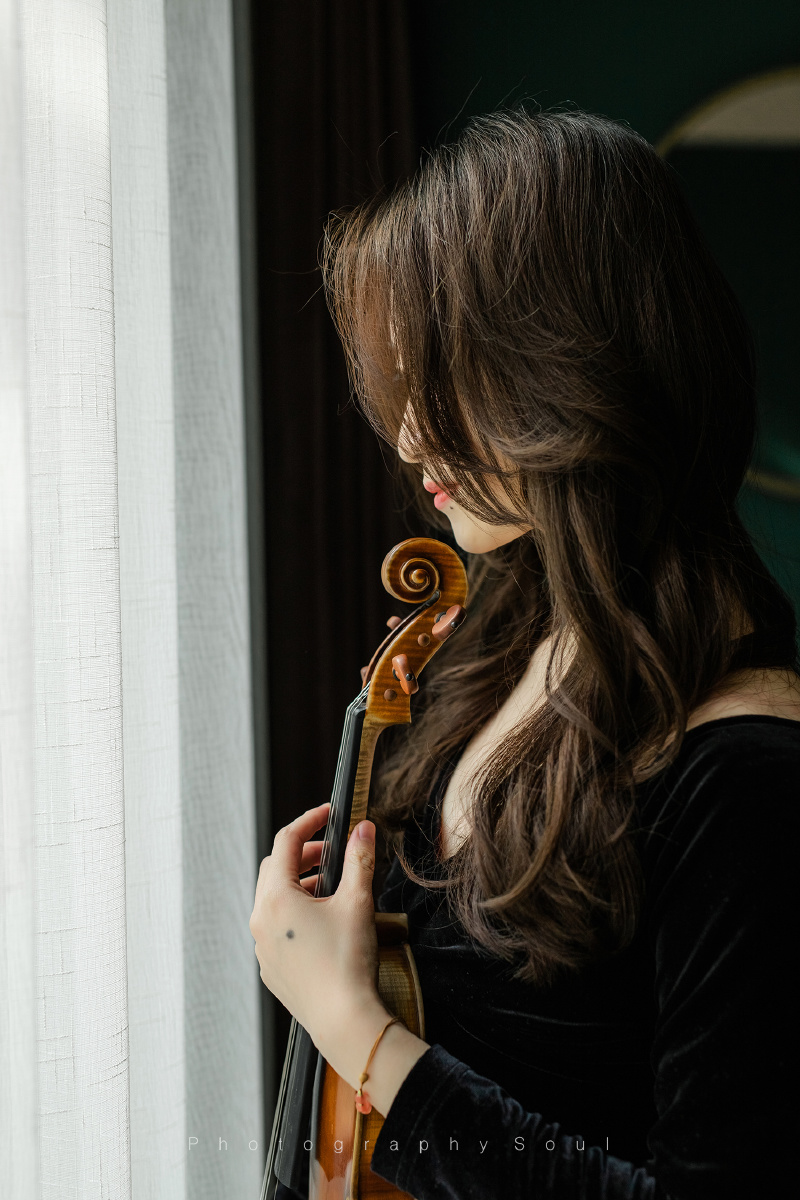 有阳光的午后一位拉小提琴的姑娘