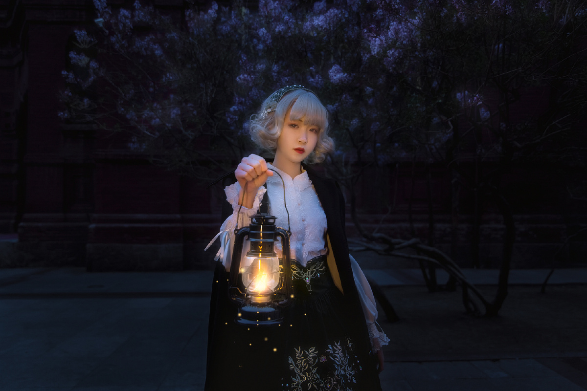 提着灯在黑暗前行的少女,未知的前路与动身的原因.
