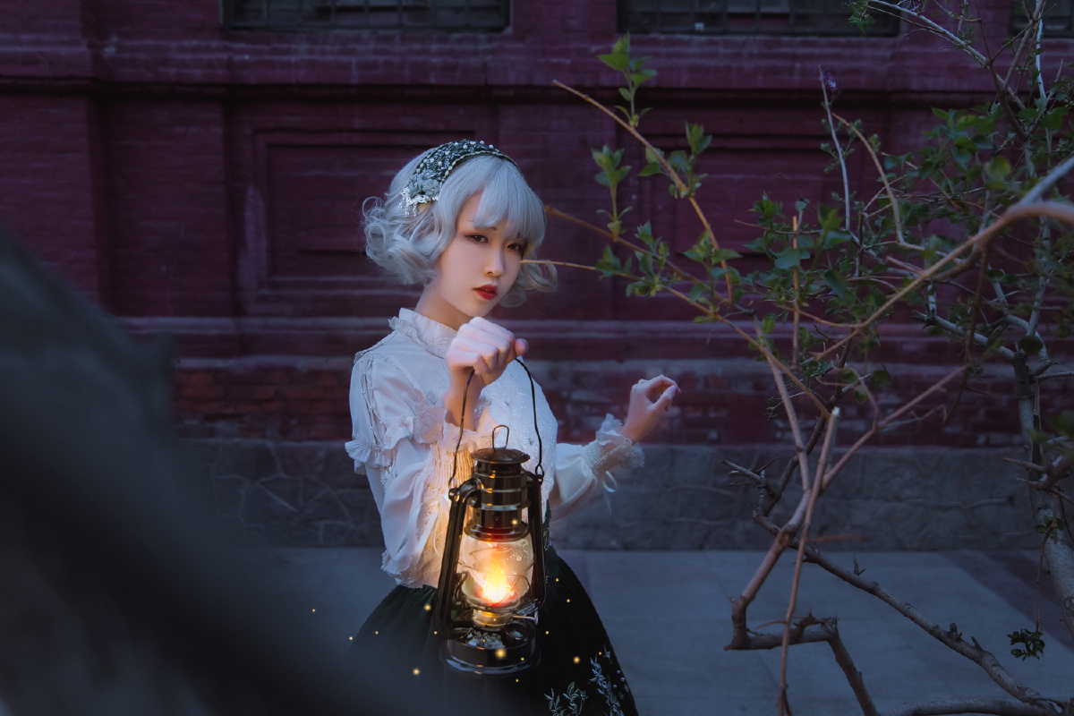 提着灯在黑暗前行的少女,未知的前路与动身的原因.