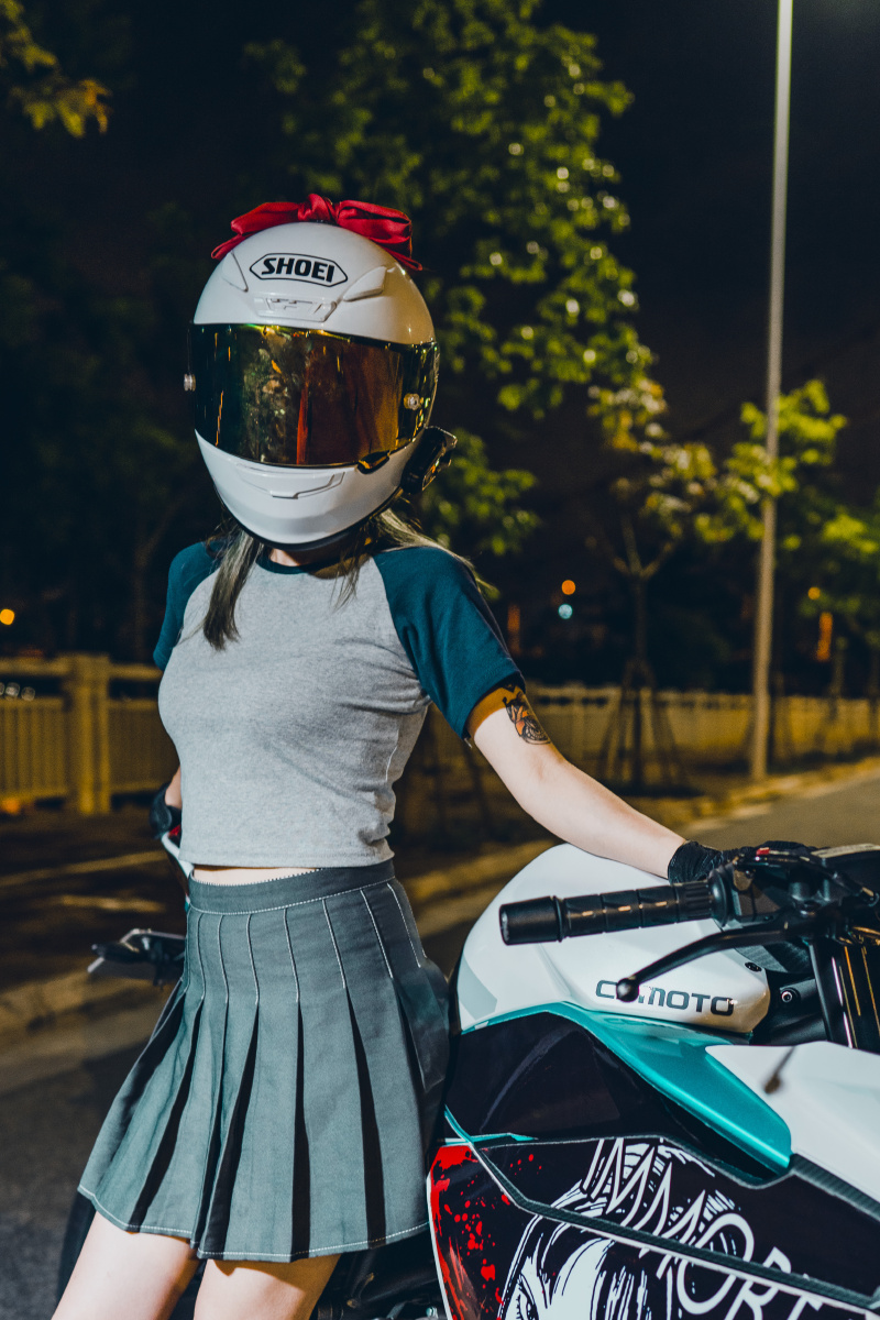 约拍的机车小姐姐车型春风sr250