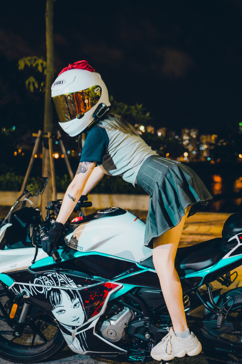 约拍的机车小姐姐车型春风sr250