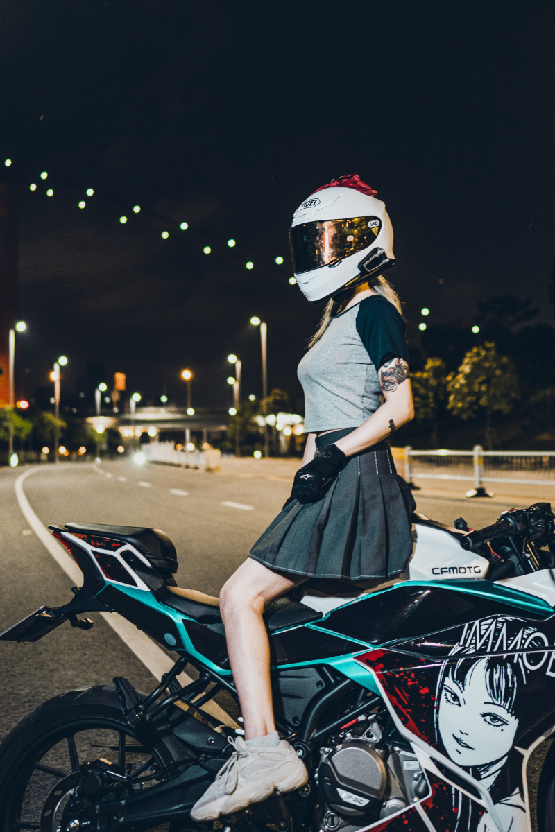 约拍的机车小姐姐车型春风sr250