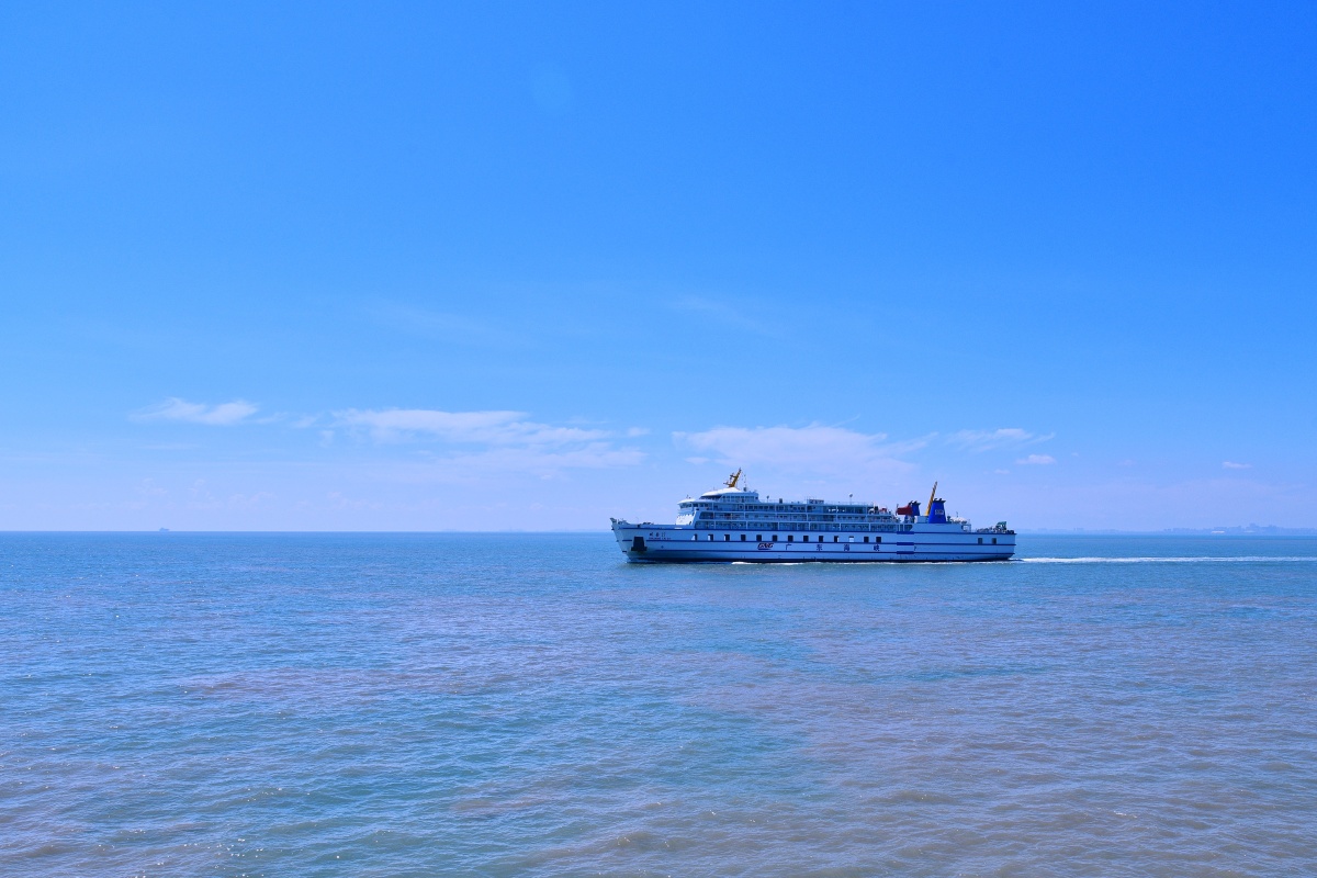 琼州海峡61摄于海南琼州海峡风光好度琼州海峡碧波平丽空晴沧海横流