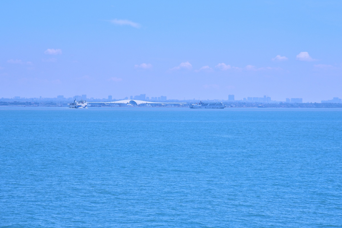 琼州海峡61摄于海南琼州海峡风光好度琼州海峡碧波平丽空晴沧海横流