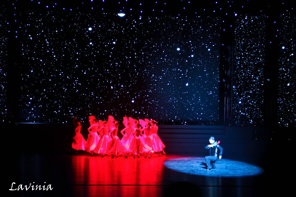 图:星夜<br />
<br />
2014.9 入秋<br />
<br />
从新加坡到北京,这里天气凉凉的。<br />
<br />
It’s very difficult to define who we really are.<br />
<br />
And it’s very difficult to find out what we want.<br />
<br />
I thought it was my dream but I can say goodbye freely now.<br />
<br />
这张照片是国标舞学院20年院庆晚会上照的。<br />
<br />
我在倒数第三排,拉长了镜头,越过重重人群,拍到这一幕。<br />
<br />
不知怎么的,就被感动了。<br />
<br />
好像那个失意的男孩,是我。<br />
<br />