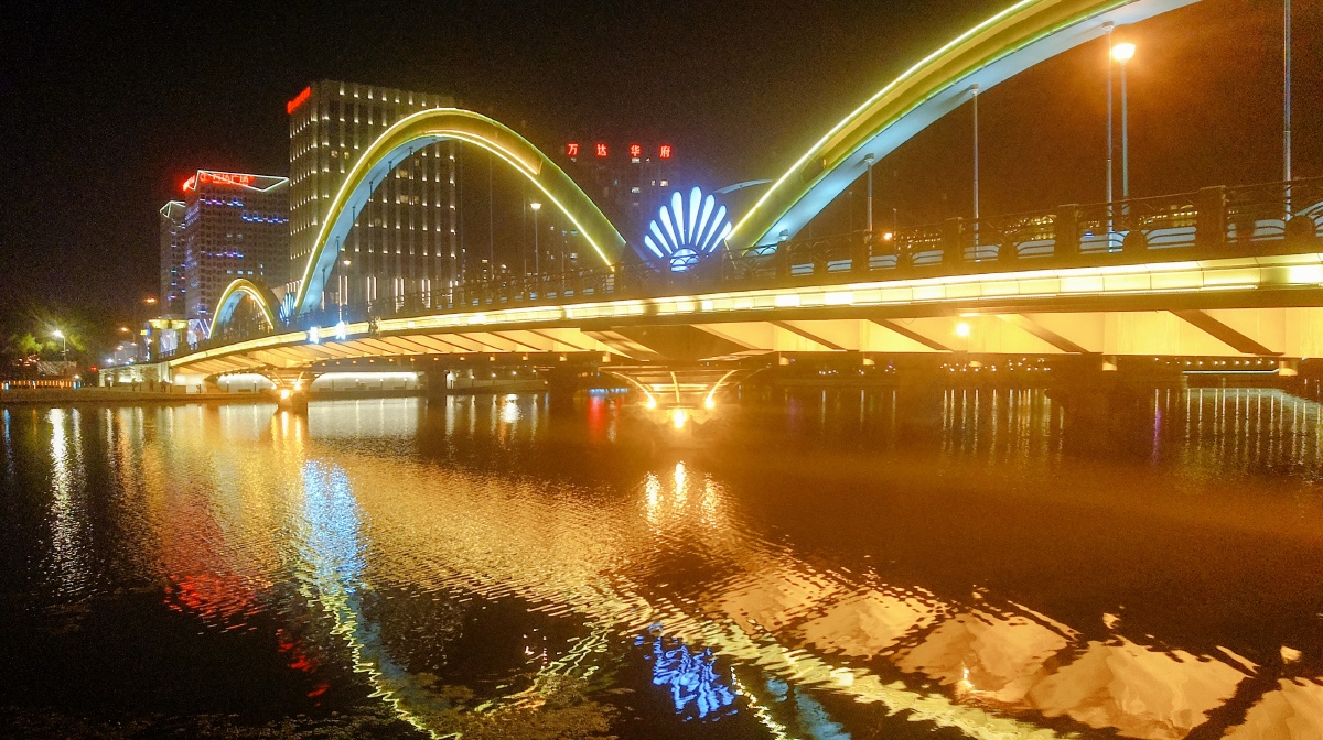 齐齐哈尔劳动湖畔夜景