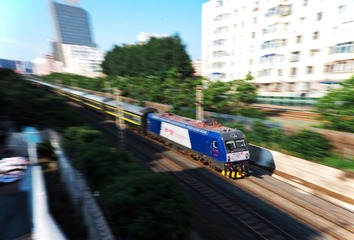 K1056次通过长春南昌桥