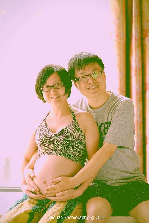 我们俩<br />
给老婆拍的大肚留念照，再有一个月，我们的宝宝就要出生了...