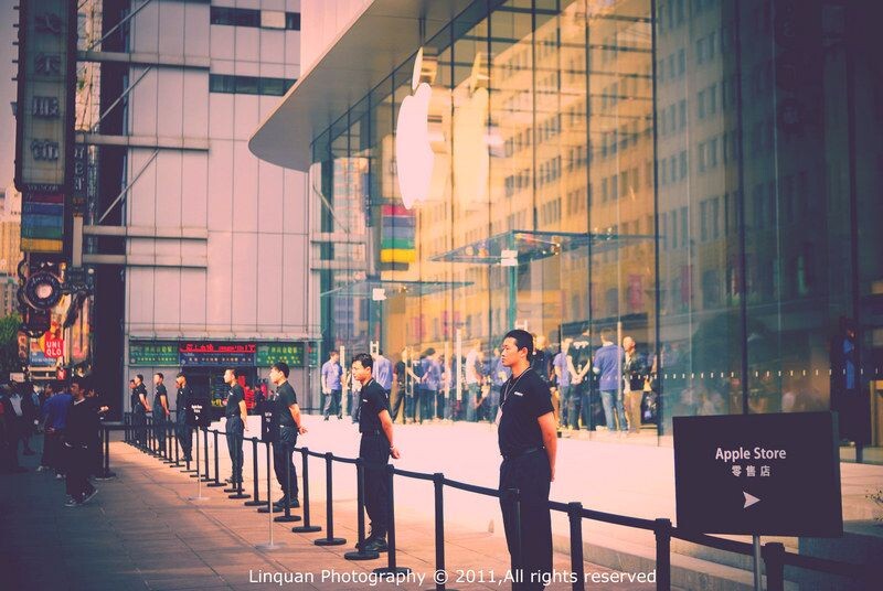 9月23日 街拍<br />
南京东路新开业的Apple Store