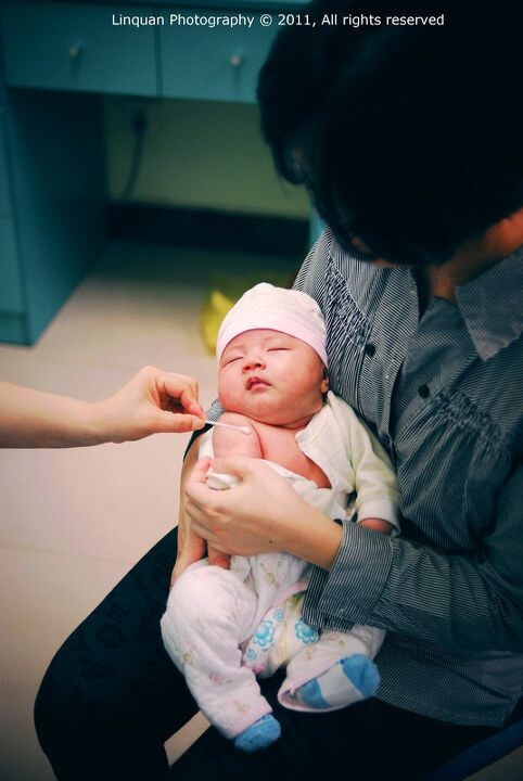 10月13日 妞妞<br />
本来还担心妞妞受不了打针会闹,没想到针扎进去妞妞就哼哼了两声,接着就继续睡了,呵呵