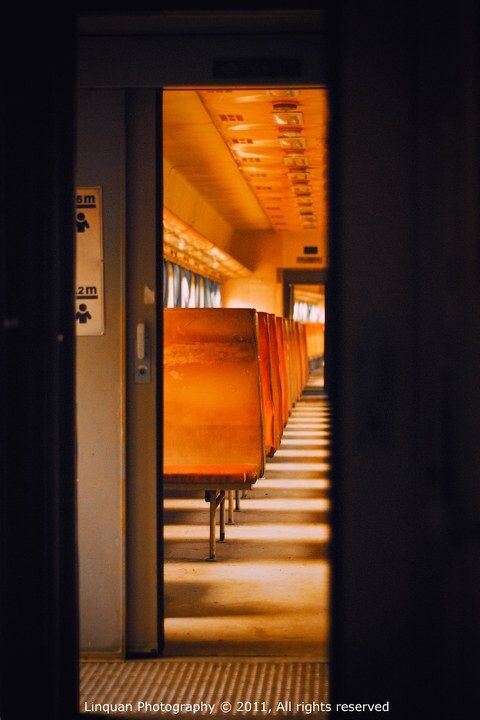 老火车的记忆 上<br />
下午的阳光透过车窗在地上映出一道道漂亮的光栅