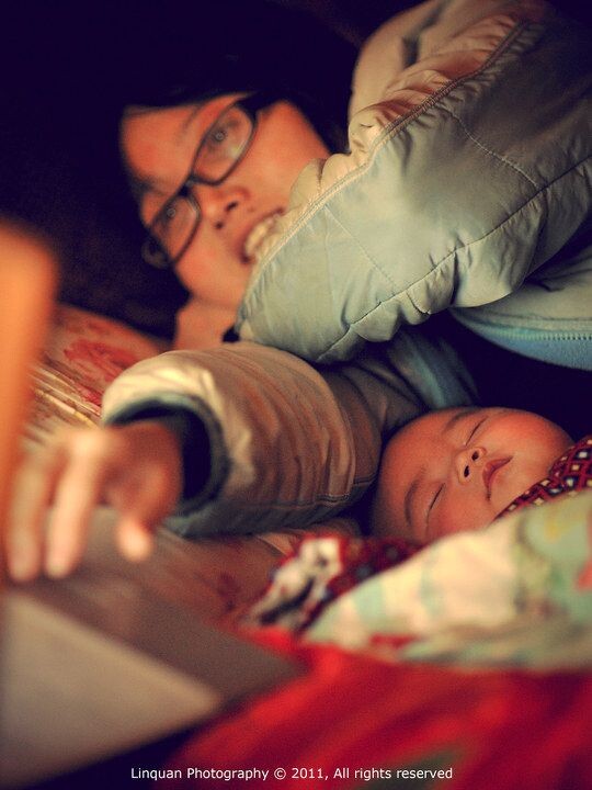 Jan 8,2012  妞妞<br />
Day 131, 妞妞睡了，孟孟在抽空上网...
